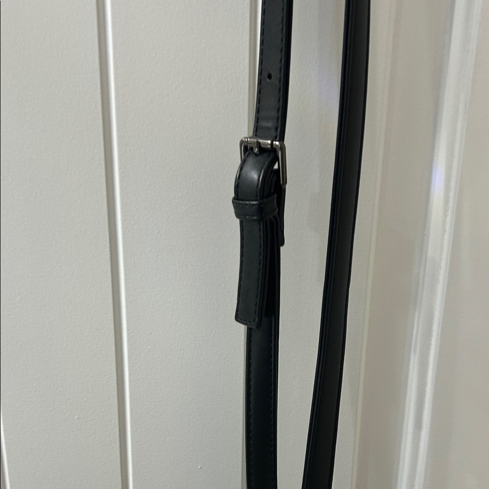 Elegant Black Crossbody Bag with Tassel - Picture 3 of 6